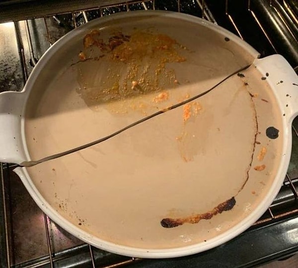 4. "Всегда предварительно нагревайте форму для пиццы, пока нагревается духовка. Я только что испортил свою новую форму для пиццы от шеф-повара из-за теплового шока: она просто раскололась надвое".