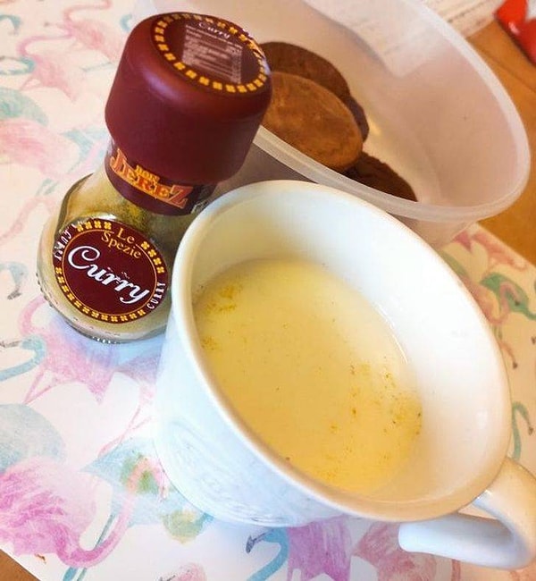 5. "Сегодня утром я добавил приправу карри вместо корицы в чашку горячего молока".