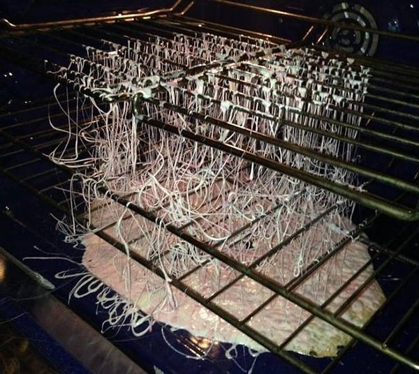 15. "На праздниках моя сестра пыталась приготовить мятные конфеты на перфорированном противне для пиццы".