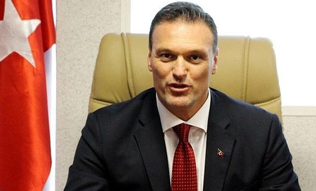 4. Üniversiteyi liseye çevirip her pazartesi ve cuma bayrak töreni yaptıracak Alpay Özalan