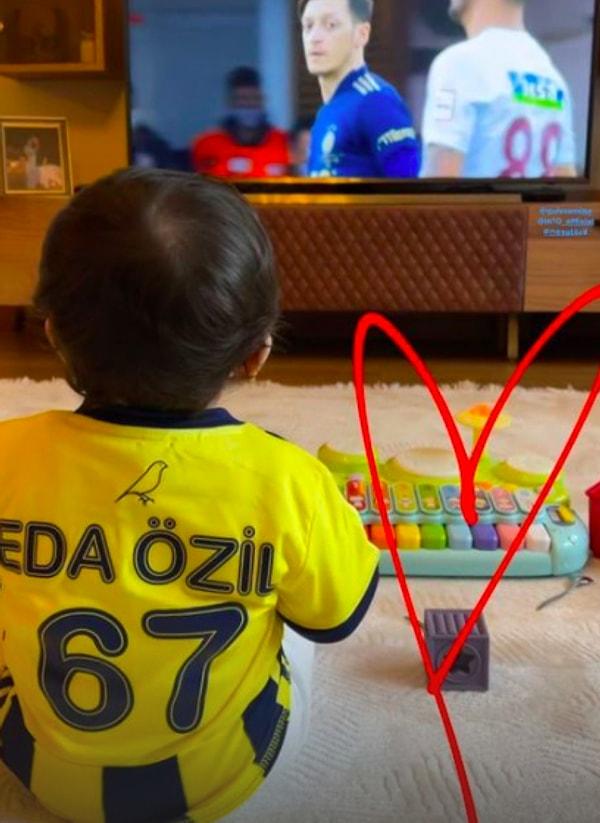 10. Amine Gülşe-Mesut Özil çiftinin kızları Eda, Fenerbahçe formasıyla maça çıkan babası izledi!