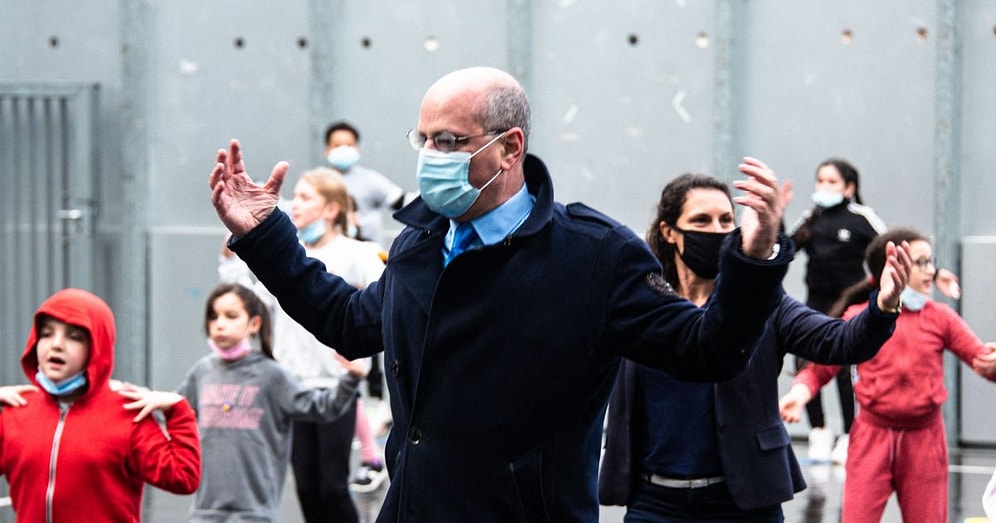 Fransa Eğitim Bakanı, Çocukları Fiziksel Aktiviteye Teşvik Edebilmek İçin Öğrencilerle Spor Yaptı