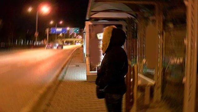 1. Otobüs durağında bekleyen 21 yaşındaki kıza cinsel organını gösteren 61 yaşındaki adam...