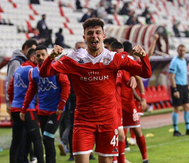 39. dakikada Fraport TAV Antalyaspor Gökdeniz Bayrakdar'ın kafa golüyle öne geçti: 1-0