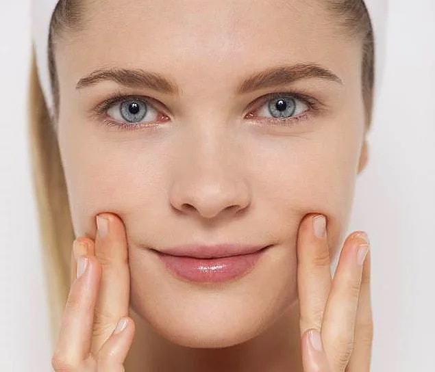 Cildinizdeki problem her neyse önce uzman bir dermatolog ile görüşmeyi lütfen ihmal etmeyin.