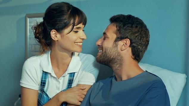 Başarılı oyuncuyu deli divane aşık, hayatla mücadelesi olan bir kadın rolünde de görüyoruz!