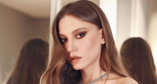 Serenay Sarıkaya'nın gündem olması için hiçbir şey yapmasına gerek yok biliyorsunuz; dışarı adım atsa hemen haberi yapılıyor!