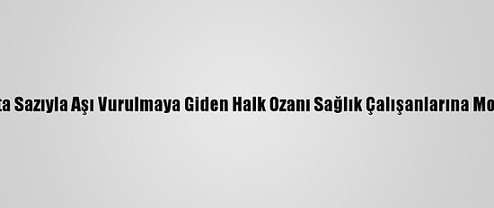 Bayburt'ta Sazıyla Aşı Vurulmaya Giden Halk Ozanı Sağlık Çalışanlarına Moral Verdi