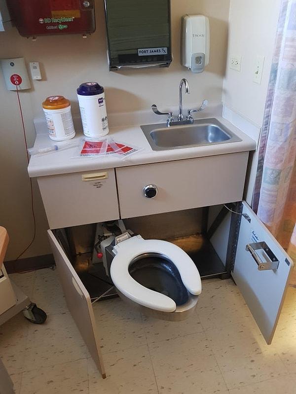 12. "Kaldığım hastane odasındaki katlanabilir tuvalet."