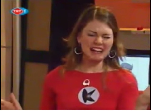 Aslı Enver'in eski haliyle şimdiki halini karşılaştırmadan duramıyor insan! Güzel oyuncunun gençlik yıllarına göre bir hayli kilo verdiğini görüyoruz. O yanaklar ne kadar tombulmuş. Ancak güzelliğinden bir şey kaybetmediğini de söylemeden geçmeyelim.