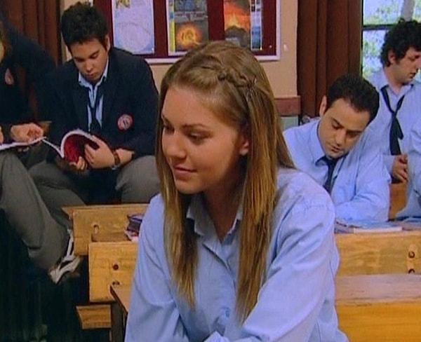 Sene 2003'e geldiğinde Aslı Enver, o dönemde herkesin çok sevdiği ve tekrarı bile defalarca kez izlenen Hayat Bilgisi dizisinde oynadı.
