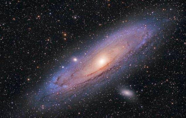 4. Ve yaklaşık 4,5 milyar yıl içinde Samanyolu galaksisinin, en yakın galaktik komşumuz olan Andromeda galaksisi ile çarpışarak dev bir eliptik galaksi oluşturması bekleniyor.