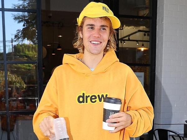 2. Hailey Bieber kocasının izinden gidiyor gibi görünüyor, Justin Bieber da ikinci ismi Drew'u bir giyim markası haline getirmişti.