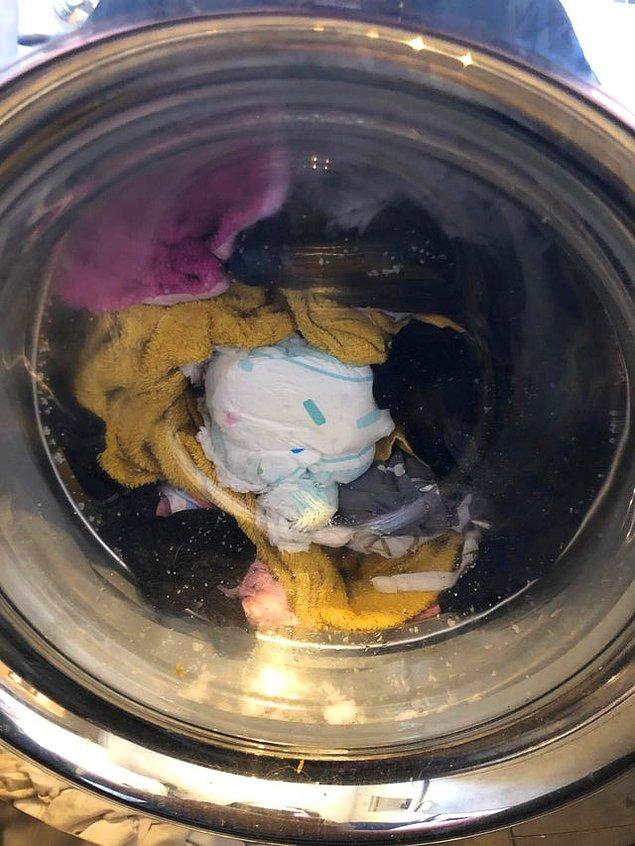 19. "Nasıl oldu bilmiyorum ama bebeğimizin pis bezi şu an makinede yıkanıyor."