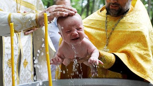 Cinayet Soruşturması Açıldı: Romanya'da Vaftiz Edilen 6 Haftalık Bebek Hayatını Kaybetti