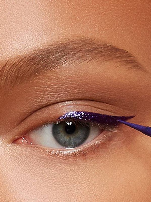 Eyeliner ile devam edelim. Gözünüzün yapısına göre ister ince ister kalın... Ama modaya uymak istiyorsanız mutlaka 'yarım eyeliner'...