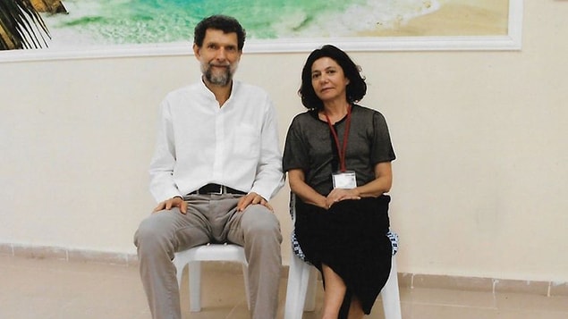 Siz "Osman Kavala'nın karısı da bu provokatörlerin arasında yer alıyor" diyerek adını bile anmadan Ayşe Buğra'ya sataşıp, hedef gösteriyorsunuz. Bir kadının bahse değer tek özelliğinin onun eşi olduğuna dair cinsiyetçi boş inancı çiğ bir üslupla dile getiriyorsunuz. Biz ise "Ayşe Buğra kıymetli bir hocamız, ve bir bilim insanıdır." diyoruz. "Ona yapılmış bir saldırıyı kendinize sayarız." diyoruz.