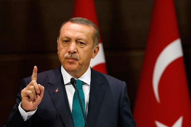 (Siz şimdi de bu mektup için suçluyu övmekten, cumhurbaşkanına hakaretten düzinelerce dava açarsınız, biliyoruz ama doğruyu söylemekten asla vazgeçmeyeceğiz, onu da biliyoruz!)