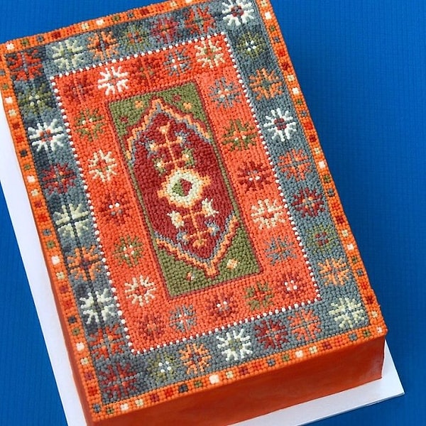 И это прекрасное дополнение к коллекции ковров, созданное в виде креативного варианта персидского ковра.