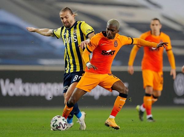Galatasaray'ın topla daha çok oynadığı ve bol bol faul çalınan ilk yarıdan gol sesi çıkmadı: 0-0