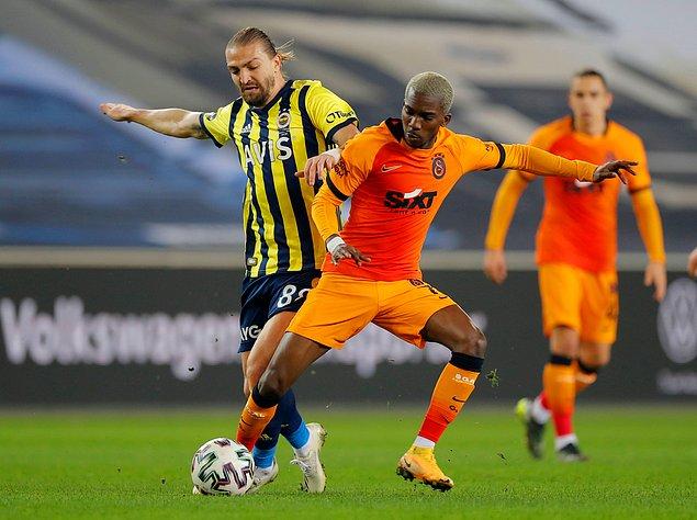 Galatasaray'ın topla daha çok oynadığı ve bol bol faul çalınan ilk yarıdan gol sesi çıkmadı: 0-0