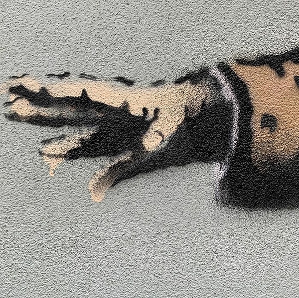 На фреске изображена пожилая дама, держащая носовой платок. У нее вылетает зубной протез, когда она чихает