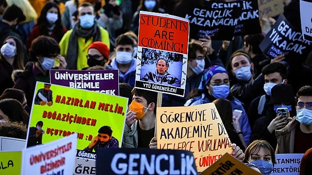 Olay o kadar büyüdü ki, elbette dünyanın da bütün her şeyden haberi var; hatta bugün Berlin'de bile protestolar düzenlendi!