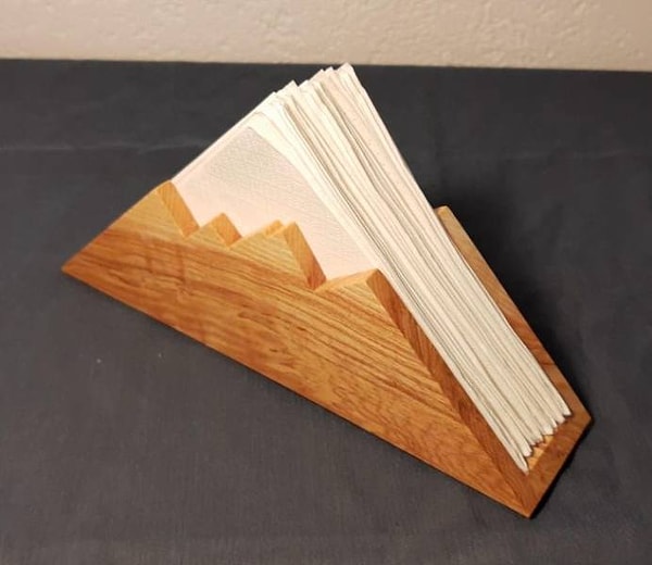 2. "Сегодня смастерил вот такую салфеточницу в форме горных вершин из остатков древесины".