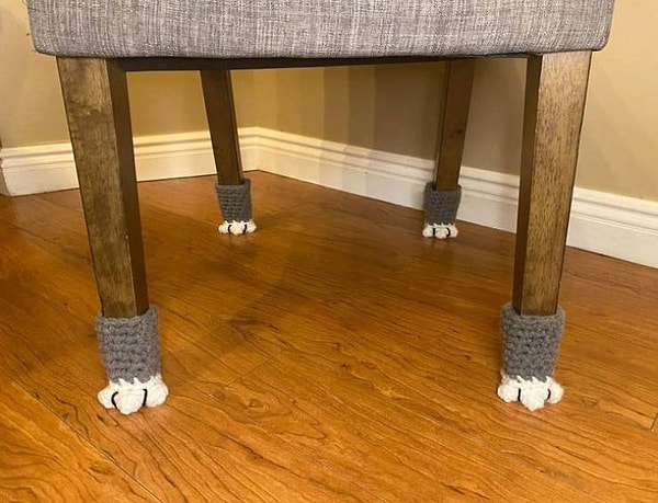 8. "Связала вот такие мягкие "носочки" в виде кошачьих лапок для ножек стула, чтобы они не царапали пол".