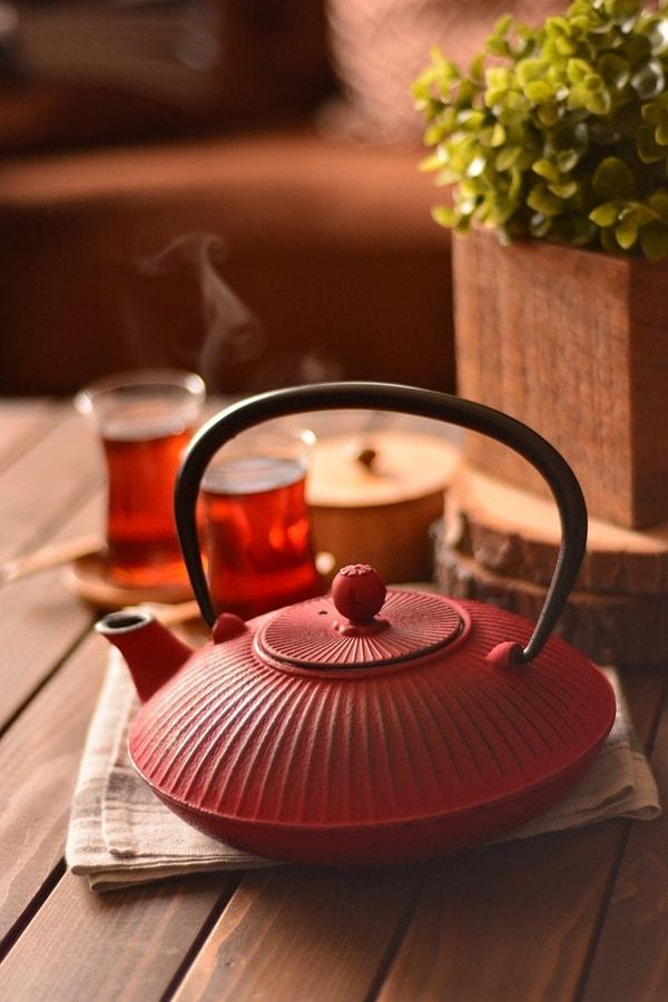 8. Tabi ki çay tutkunlarını unutmadım ve çay alışkanlıklarına yenilik katacak bir ürünle geldim: Döküm demlik