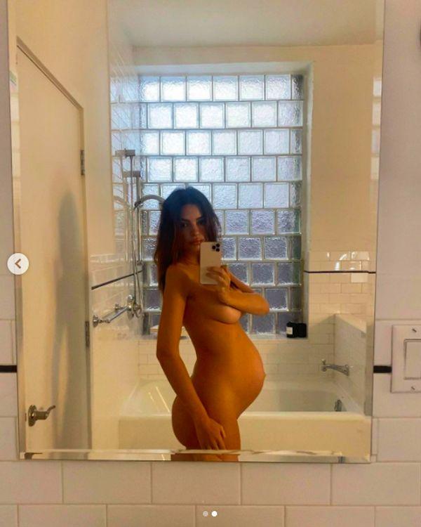 11. Emily Ratajkowski, doğumuna sayılı günler kala Instagram'dan çıplak fotoğrafını paylaştı.