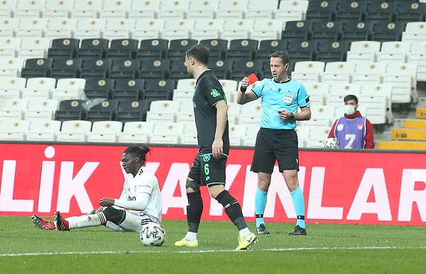 21.dakikada Beşiktaş'ta N'Sakala yaptığı faul sonucu ikinci kez sarı kart gördü ve kırmızı kartla oyun dışında kaldı.