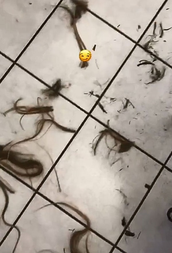 Для начала мужчине обстригли длинные волосы