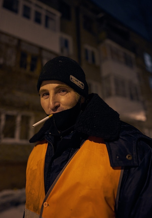 1. Это Юрий, 42-летний дворник из Уфы, Россия, который стал знаменитым благодаря своей фотосессии в стиле журнала GQ