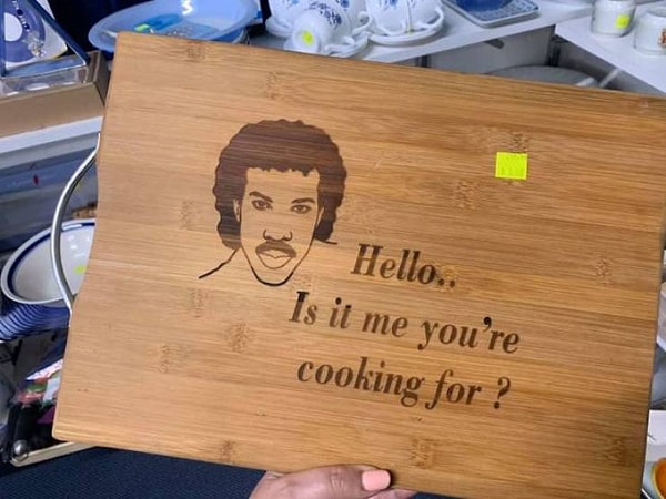 6. "Эй, красотка, это для меня ты готовишь?"