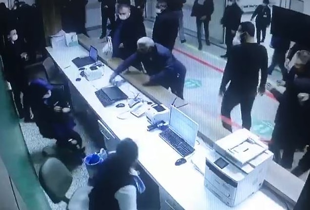 Bunun üzerine ölen kişinin yakınları ile sağlık görevlileri arasında tartışma çıktı.