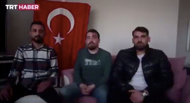 Videodaki üç kişi göstericilerin kendilerine 'Bunlar sivil polis öldürün' diye saldırdığını iddia etti...