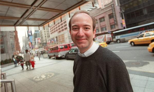 İşini 1994 yılında bir garajda kuran Bezos neredeyse 30 yıl sonra dünyanın en zengin insanı ve en başarılı işletmelerden birinin yaratıcısı olmuştur.