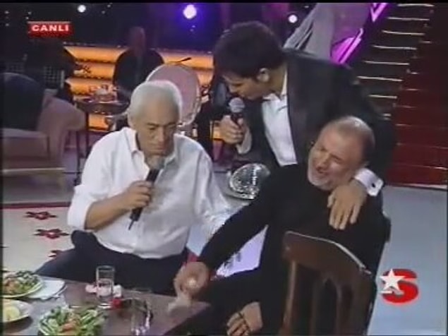 Adnan Şenses'in katıldığı programda "Doldur be meyhaneci" şarkısını söylerken kurulan düzenin şu an olması neredeyse mümkün değil. Bırakın o ambiyansı, bu şarkının televizyonda şu an söylenmesi bile çok zor.