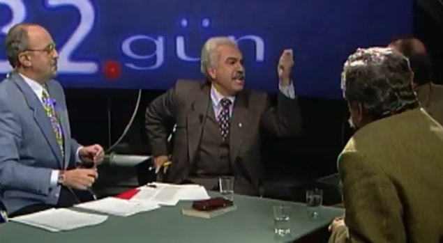 Siyasi liderlerin birbirlerini acımasızca eleştirdiği, kamuoyunun önünde çatır çatır tartıştığı programları düşünün. Peki bir de şimdi düşünün! Düşünemediniz değil mi?