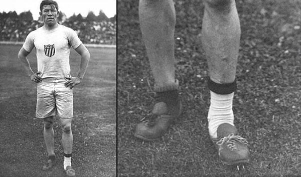 36. Jim Thorpe'un ayakkabıları olimpiyatlarda yarışmadan hemen önce çalınmıştır. Çöpte bulduğu farklı ayakkabıları giyerek altın madalya kazanmıştır. Kendisi ayrıca ABD adına altın madalya kazanan ilk Kızılderilidir.