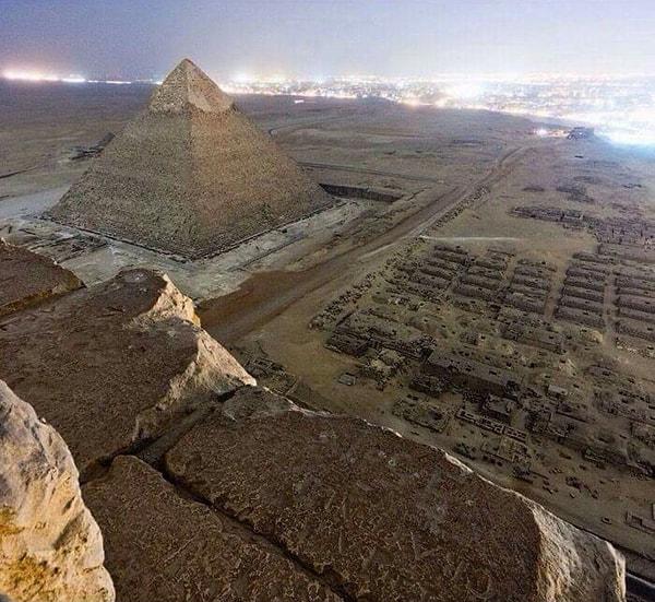 45. Piramitlerin tepesine çıkılması yasak olduğu için, illegal olarak çekilmiş bir fotoğraf.