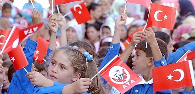 Elimden çekiştire çekiştire koşar adım, ağzı kulaklarında, gitmeden evin her bölümünü mimar edasıyla anlatır, aile içinde yaşayan fertlerin biyografisini çıkarırlar.