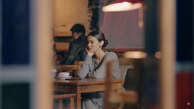 Nazlı iyi bir eğitim almış ve iyi bir aile geçmişi var gibi görünüyor ancak Recai'ye olan aşırı düşkünlüğü onunla ilgili soru işaretlerine sebep oldu.