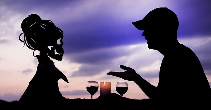 В преддверии Дня Святого Валентина парень сделал фотосессию на фоне заката с картонными персонажами (15 фото)