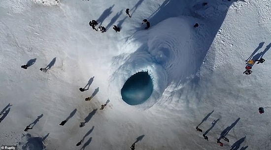 В Казахстане образовался 14-метровый ледяной вулкан