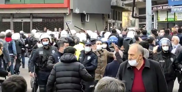 Prof. Dr. Melih Bulu'ya karşı eylemlerde tutuklananlara destek için toplanan vatandaşlara polis müdahale etti.