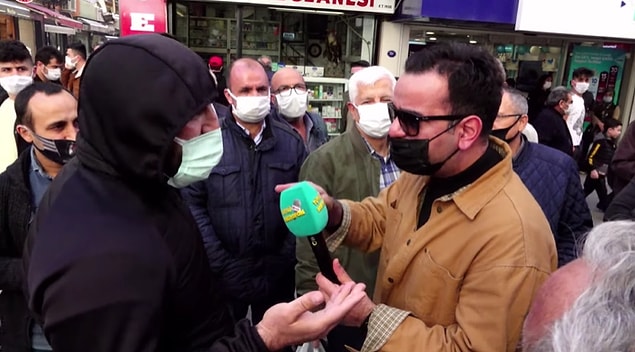 Mikrofonu sokaktaki vatandaşa uzatan Tüylü Mikrofon'a konuşan bir kişi, hükümeti eleştirenlere demediğini bırakmadı.