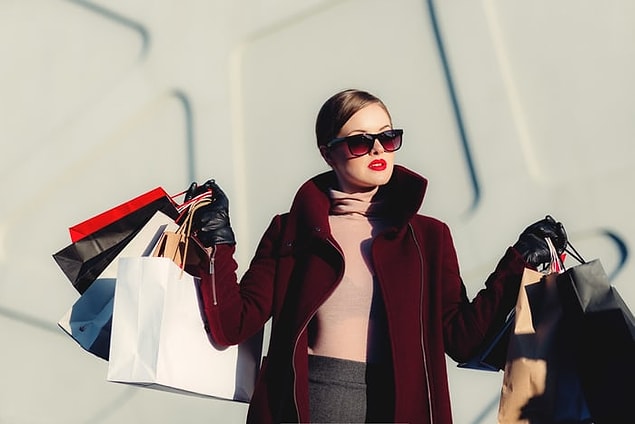 4. "Gördüğün en enteresan şeylerden biri de ülkesinde VS olmayan müşterilerin çılgınlarca alışveriş yapmaları. Bu tarz müşteriler bazen tek bir alışverişte bin dolar harcıyorlar!"
