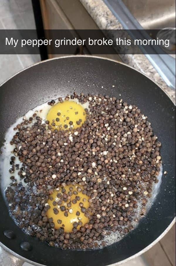 8. "Сегодня утром эпично сломалась моя мельница для черного перца".